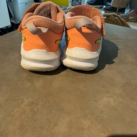 Size 13 girls Nike runners. - Picture 3 of 4